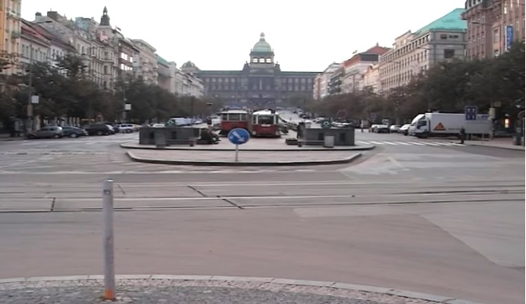 Pješaci u Pragu nenamjerno gaze po židovskim nadgrobnim spomenicima