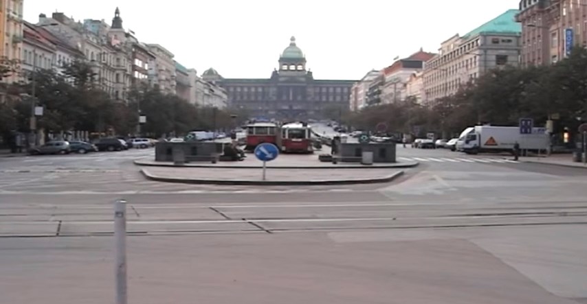 Pješaci u Pragu nenamjerno gaze po židovskim nadgrobnim spomenicima