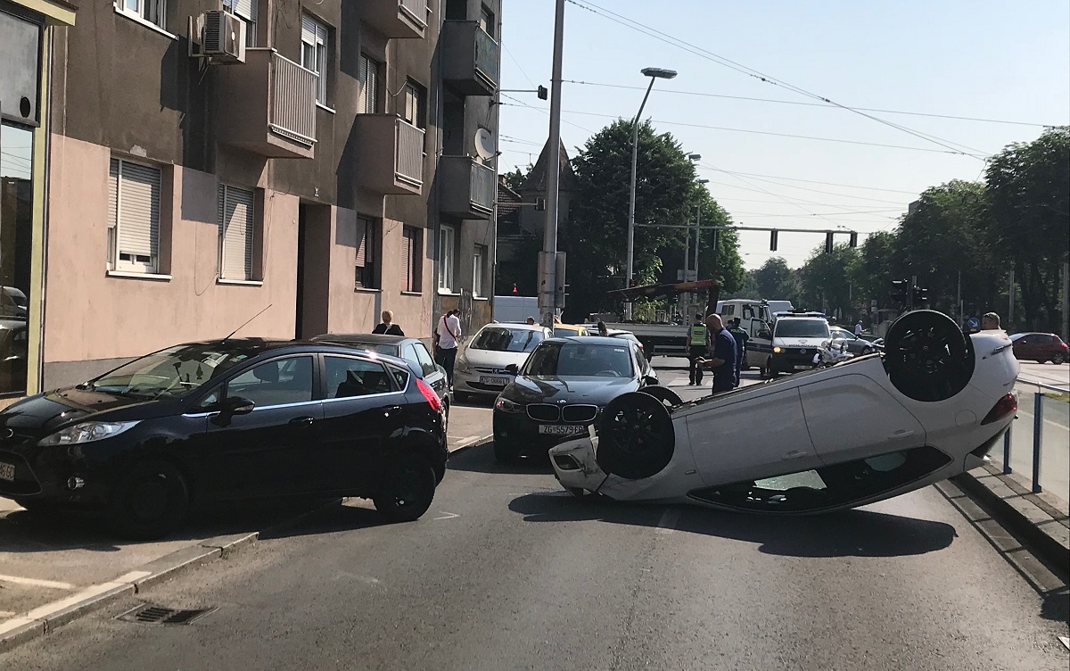 Bizarna nesreća u centru Zagreba, auto završio prevrnut na krov