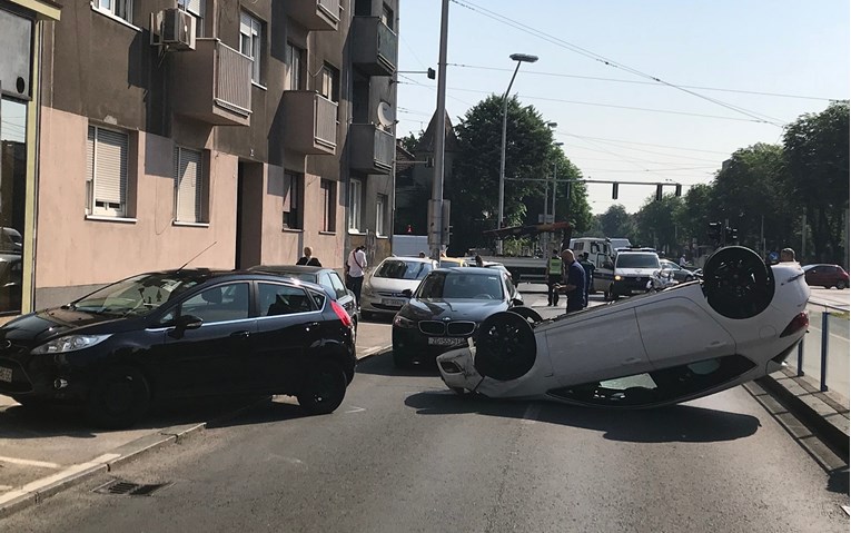 Bizarna nesreća u centru Zagreba, auto završio prevrnut na krov