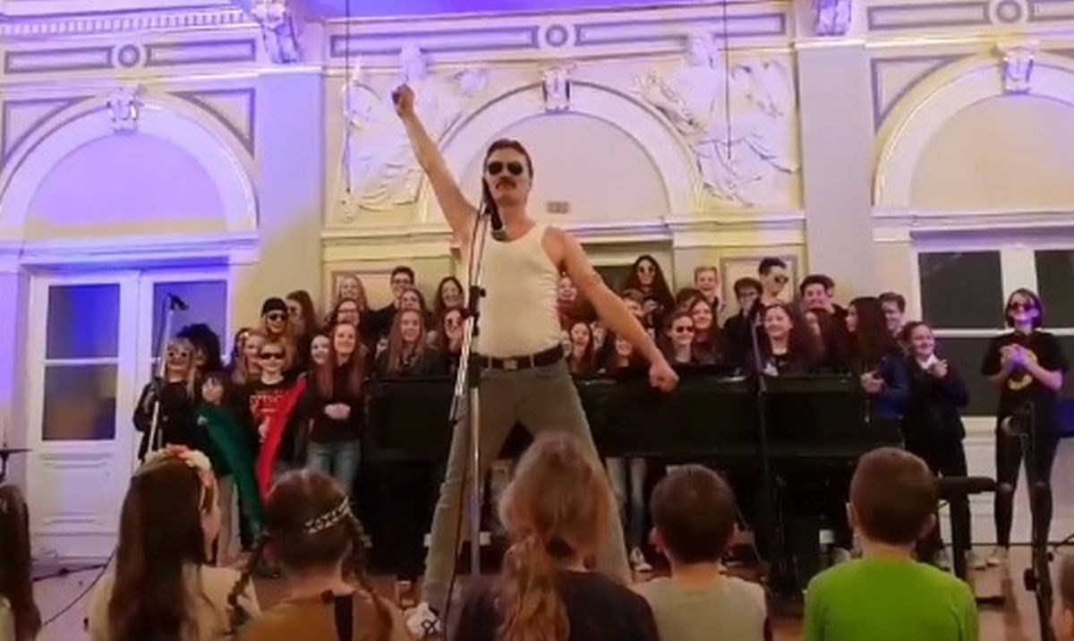 Varaždinski profesor na školskoj priredbi nastupio kao Freddie Mercury