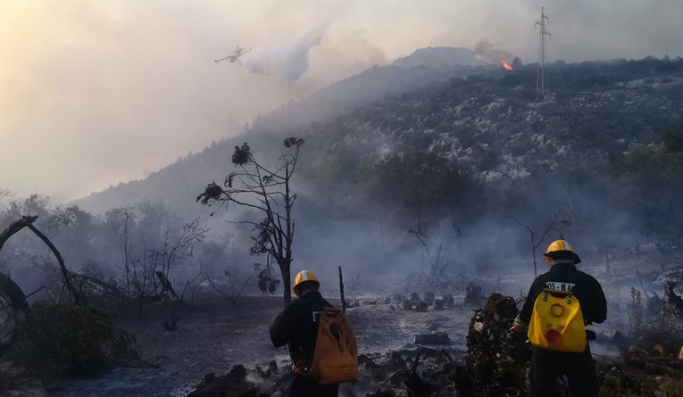 Šest aviona gasi požare u Dalmaciji