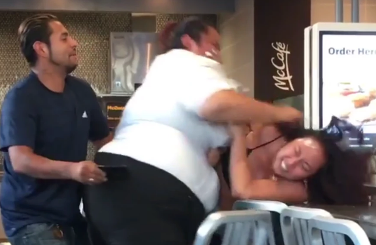 Zbog besplatnog soka: Radnica McDonald'sa pretukla mušteriju