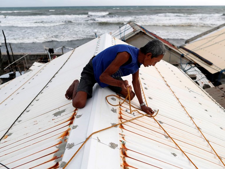 Tajfun jači od Florence približava se Filipinima, milijuni ljudi su mu na udaru