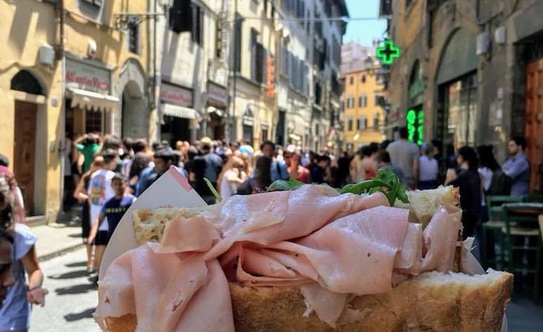 Firenca zabranila jesti na ulici. Nadajmo se da neće inspirirati naše imbecile