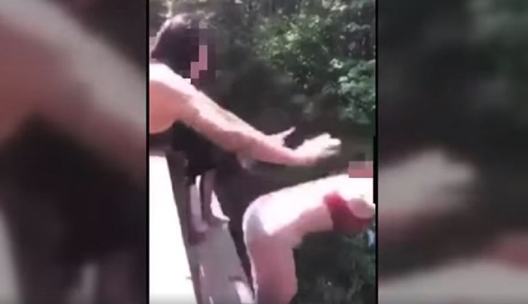 Šokantna snimka: Gurnula frendicu s mosta jer se nije usudila skočiti sama