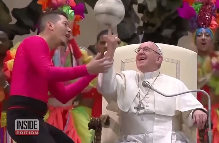 Pogledajte kako papa Franjo vrti nogometnu loptu na prstu