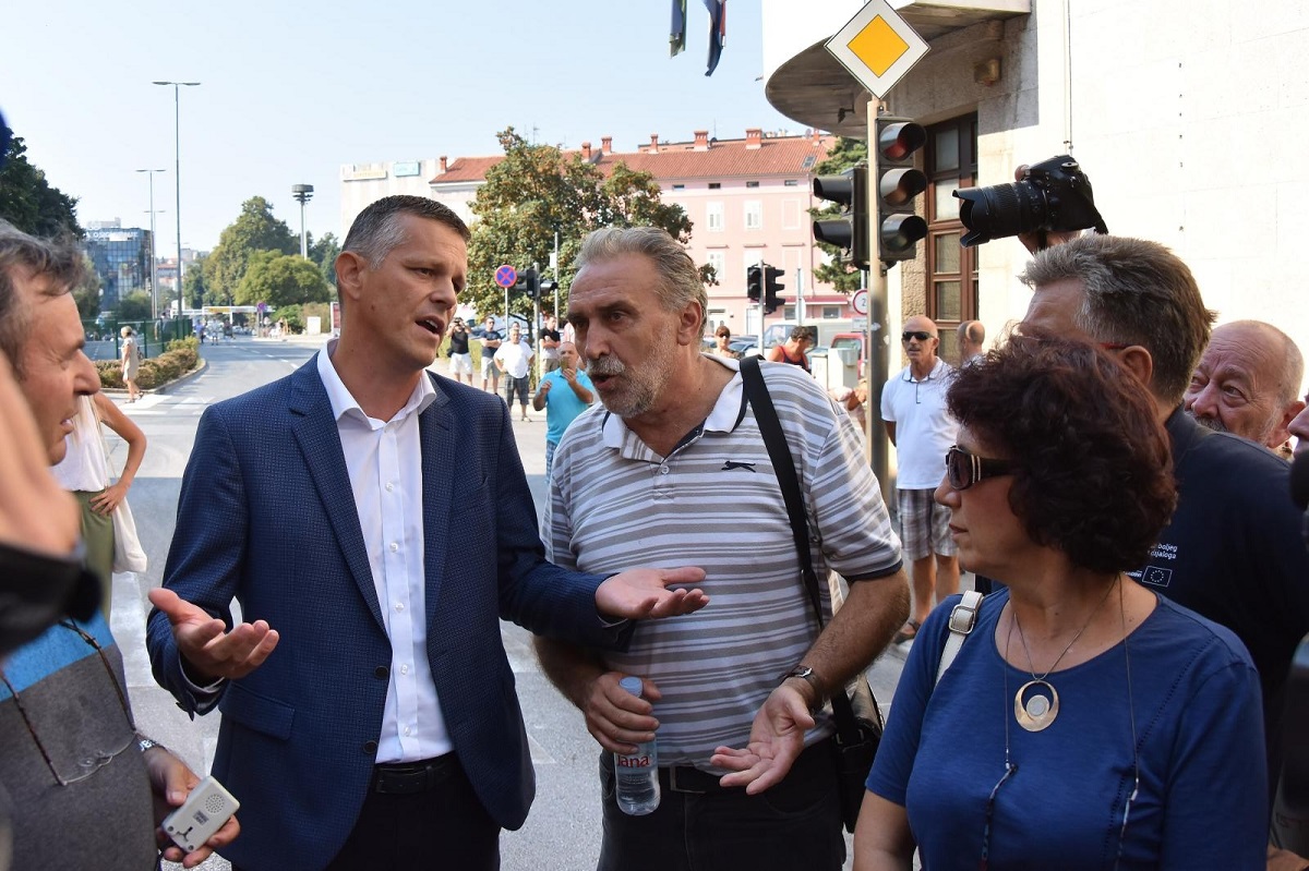 Župan kojeg su radnici Uljanika zalili pivom traži sastanak kod Plenkovića