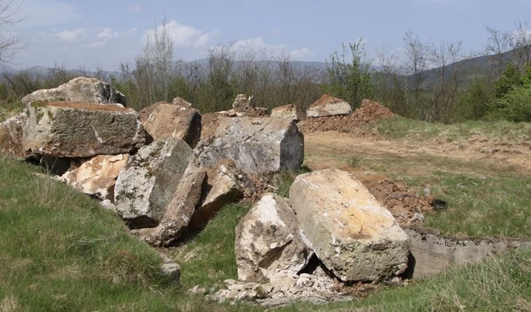 U BiH bagerom povadili stećke i oštećene ih prebacili na drugo mjesto
