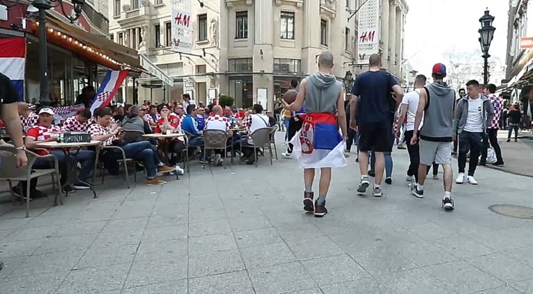 VIDEO Ušetao među hrvatske navijače sa zastavom Srbije, spasila ga policija