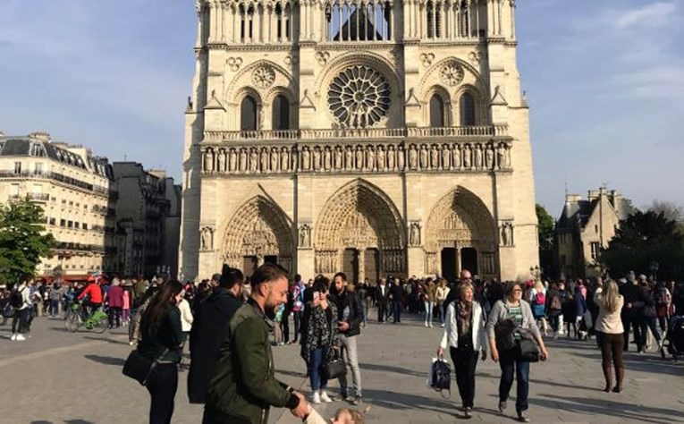 Ova fotografija Notre-Damea postala je viralna i bit će vam odmah jasno zašto