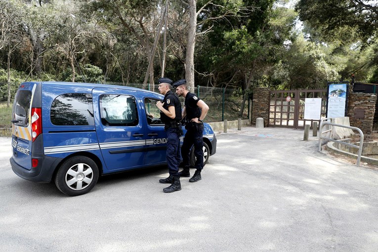 Auto se zabio u džamiju u Francuskoj, policija traga za vozačem