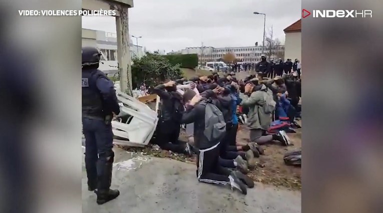 Francusku tresu prosvjedi srednjoškolaca, policija ih natjerala da kleče u blatu