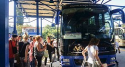 Busevi za Njemačku puni, uplakane majke ispraćaju djecu: "Ovo više nema smisla"