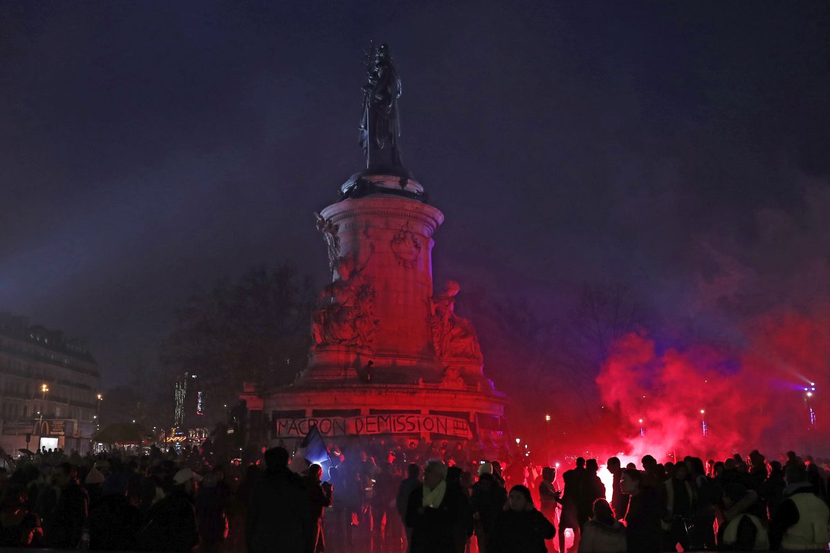Žuti prsluci se posvađali između sebe, policija koristila novo specijalno oružje