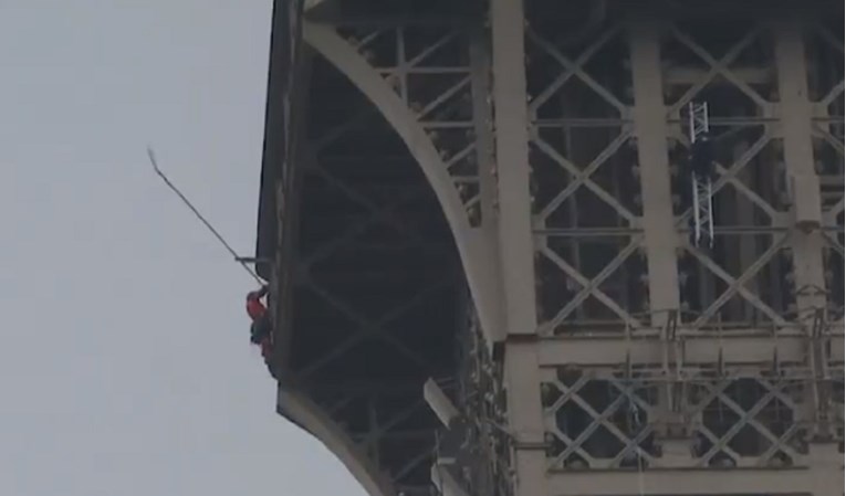 Muškarac se satima penjao po Eiffelovom tornju. Napokon ga nagovorili da siđe