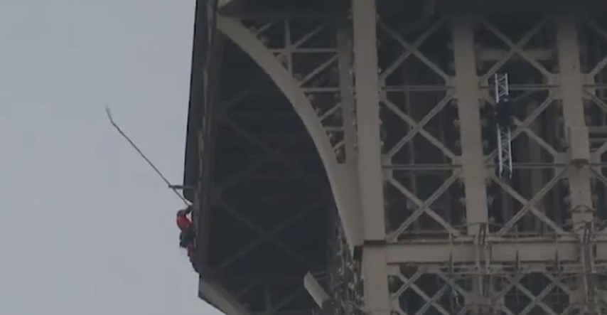 Muškarac se satima penjao po Eiffelovom tornju. Napokon ga nagovorili da siđe
