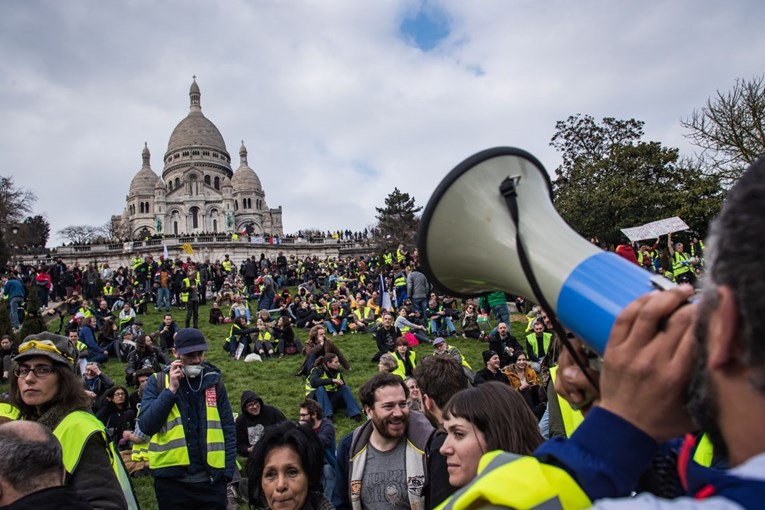 Neredi u Francuskoj: Prosvjednici palili kante, policija bacala suzavce