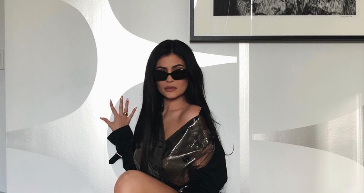 Kaput ili haljina? Kylie Jenner nosi neobičnu prozirnu kreaciju kao posvetu mami