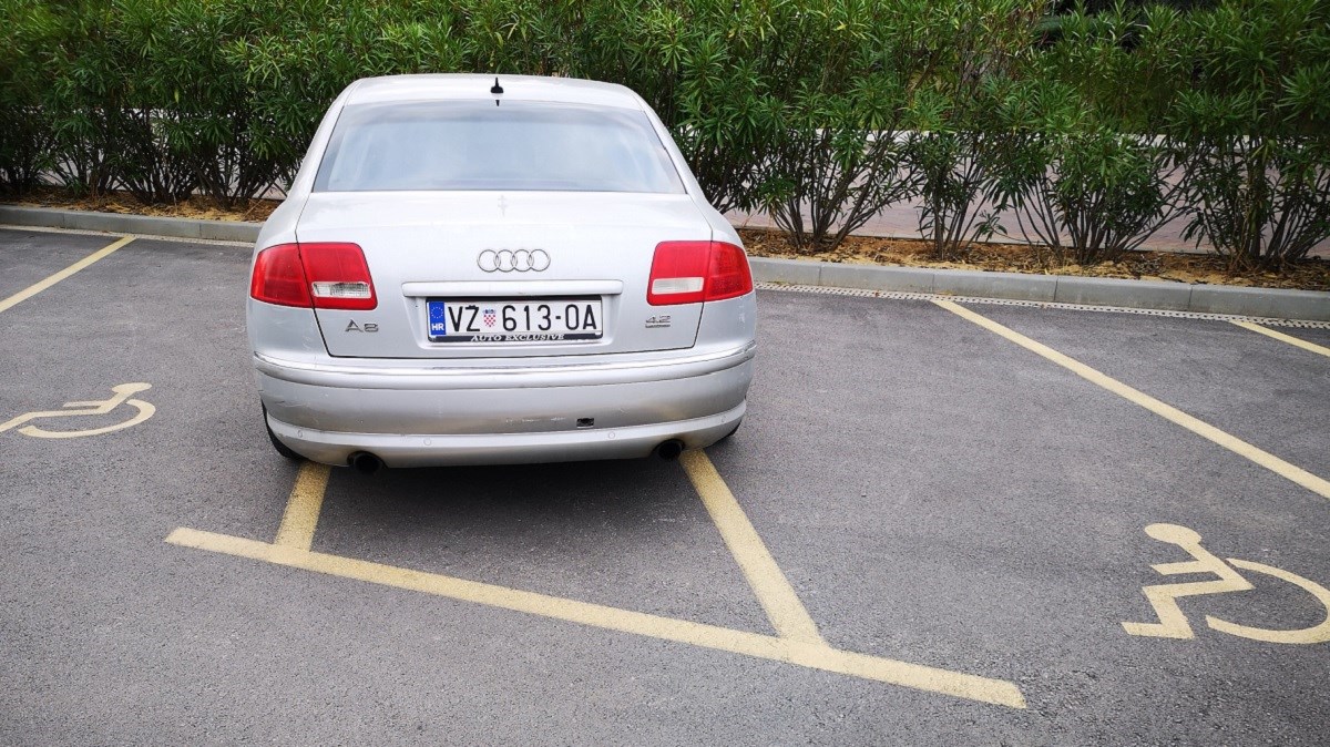 Parkirao preko dva mjesta za invalide. Svjedok: "Taj auto vozi bivši HNS-ovac"