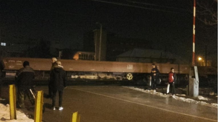 FOTO Vlak u Nišu prolazi pored podignute rampe par sati nakon stravične nesreće