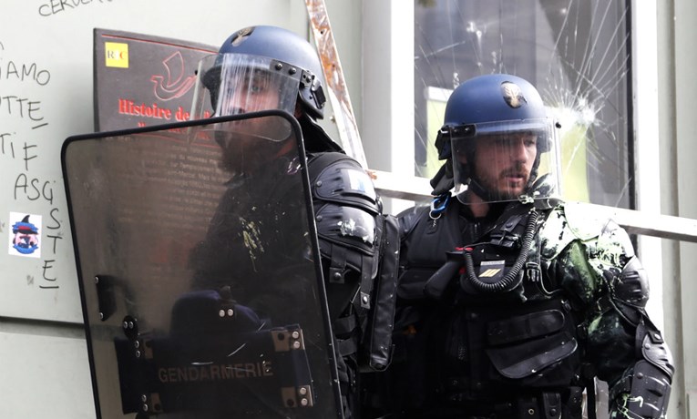 Žuti prsluci bacali kamenje i petarde na policiju u Francuskoj