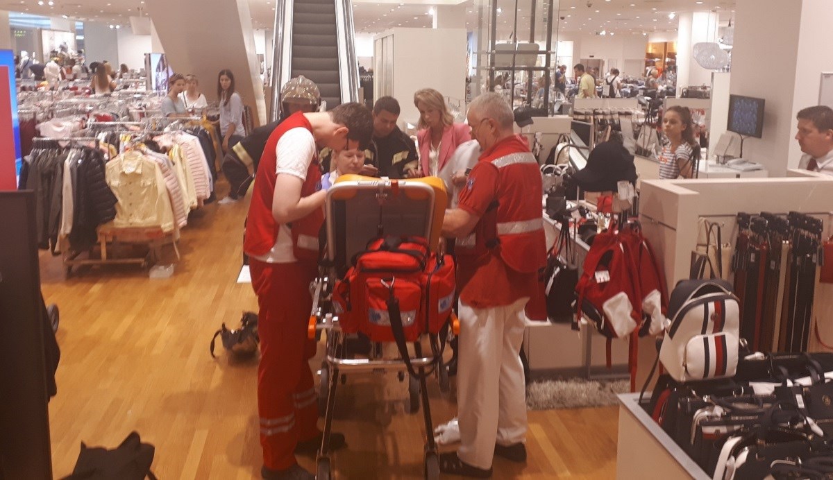 FOTO Dječaku u zagrebačkom shopping centru ruka zapela u pokretnim stepenicama