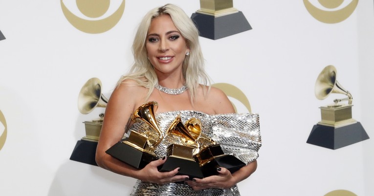Lady Gaga izdominirala na dodjeli Grammyja i zadivila vitkim nogama