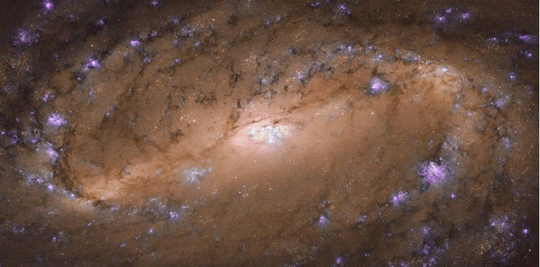 NASA-in teleskop slikao je daleku galaksiju. Fotografija je fascinantna