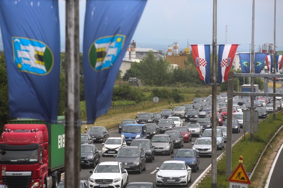 Ogromne kolone na autocesti u smjeru mora, na mjestima su duge po 10 kilometara