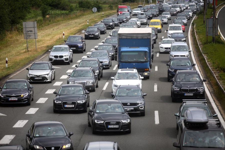 Ogromne kolone na autocesti u smjeru mora, na mjestima su duge po 10 kilometara