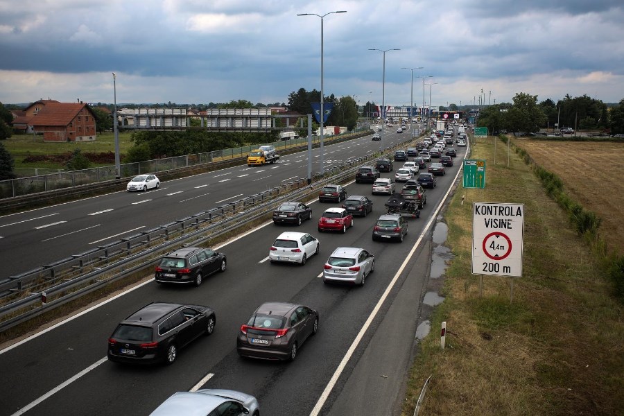 Ogromne kolone na autocesti u smjeru mora, na mjestima su duge po 10 kilometara