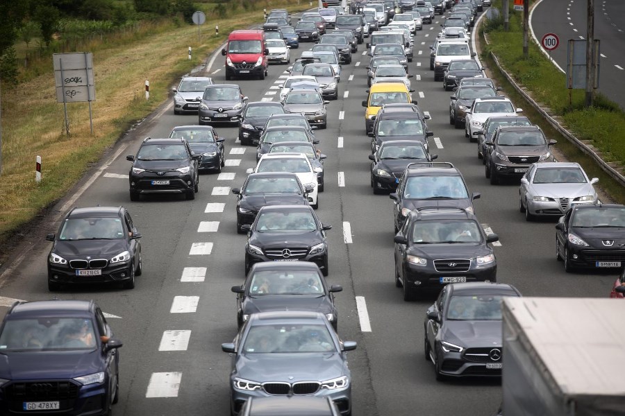 Ogromne kolone na autocesti u smjeru mora, na mjestima su duge po 10 kilometara