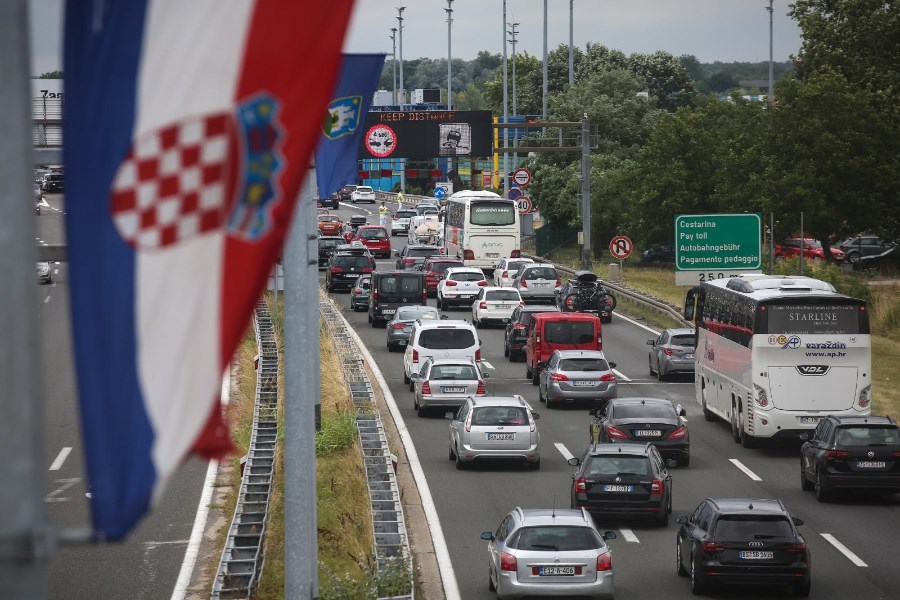 Ogromne kolone na autocesti u smjeru mora, na mjestima su duge po 10 kilometara