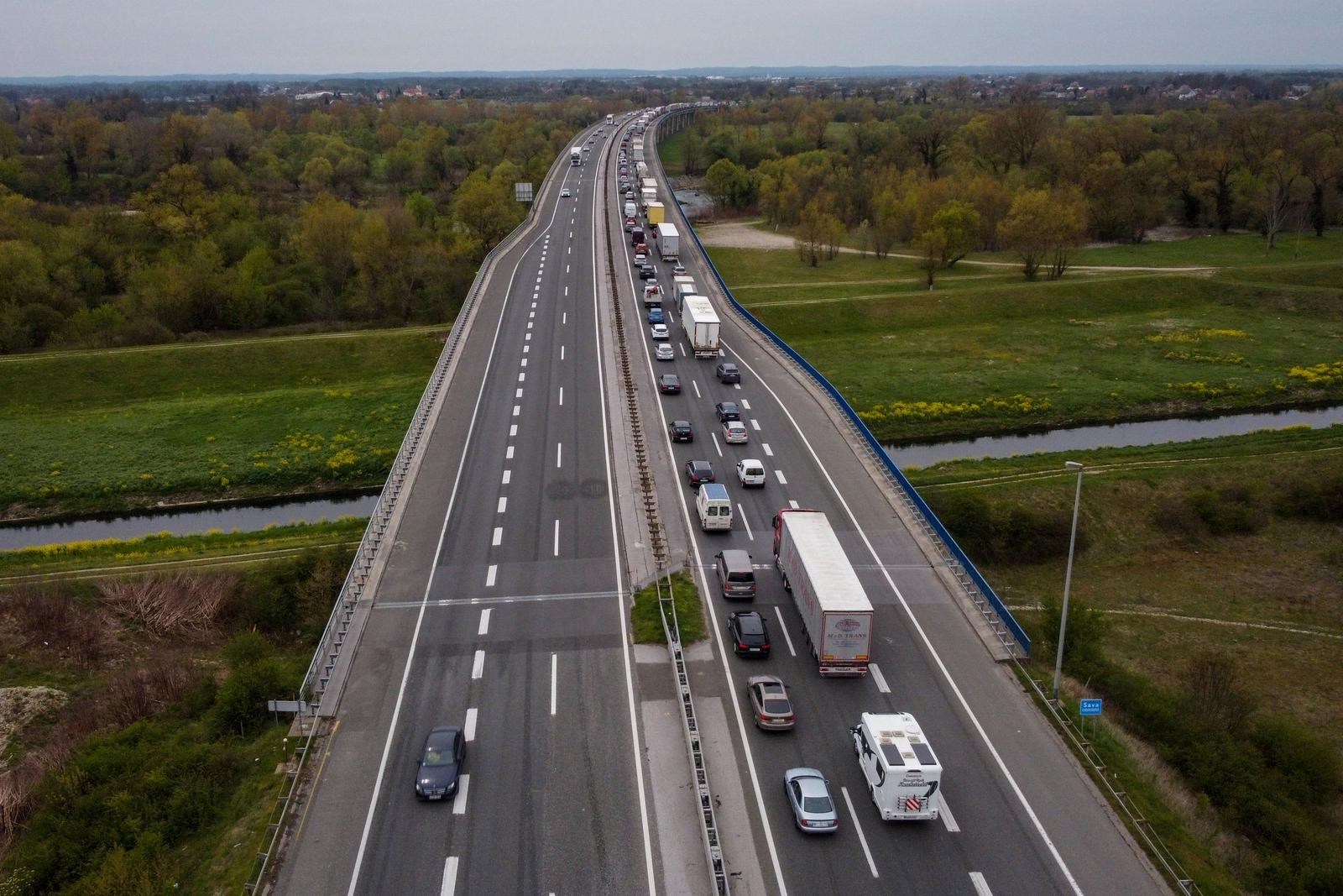 FOTO Pogledajte Prizore Iz Zraka: Kolaps Na Autocesti Oko Zagreba ...