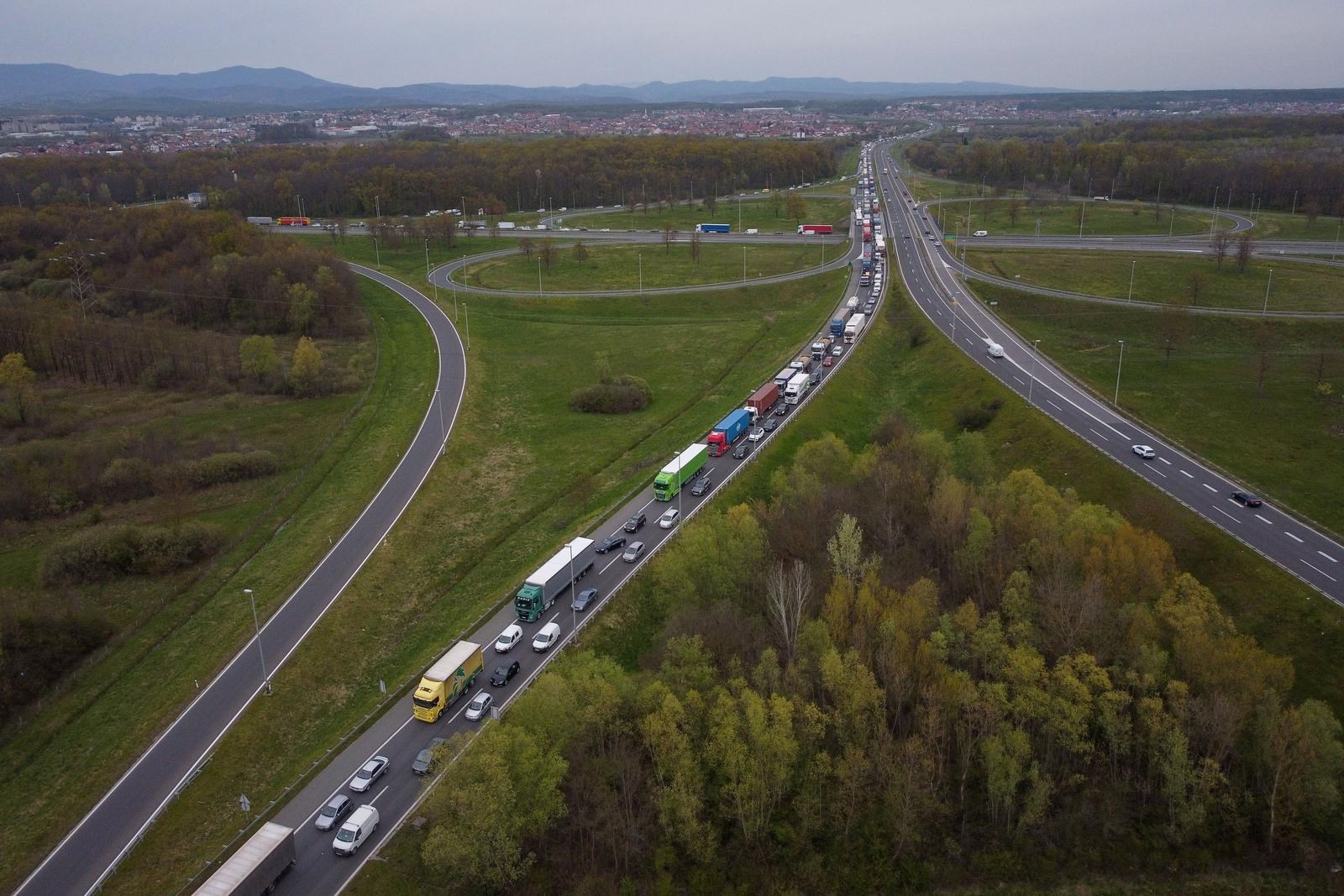 FOTO Pogledajte Prizore Iz Zraka: Kolaps Na Autocesti Oko Zagreba ...