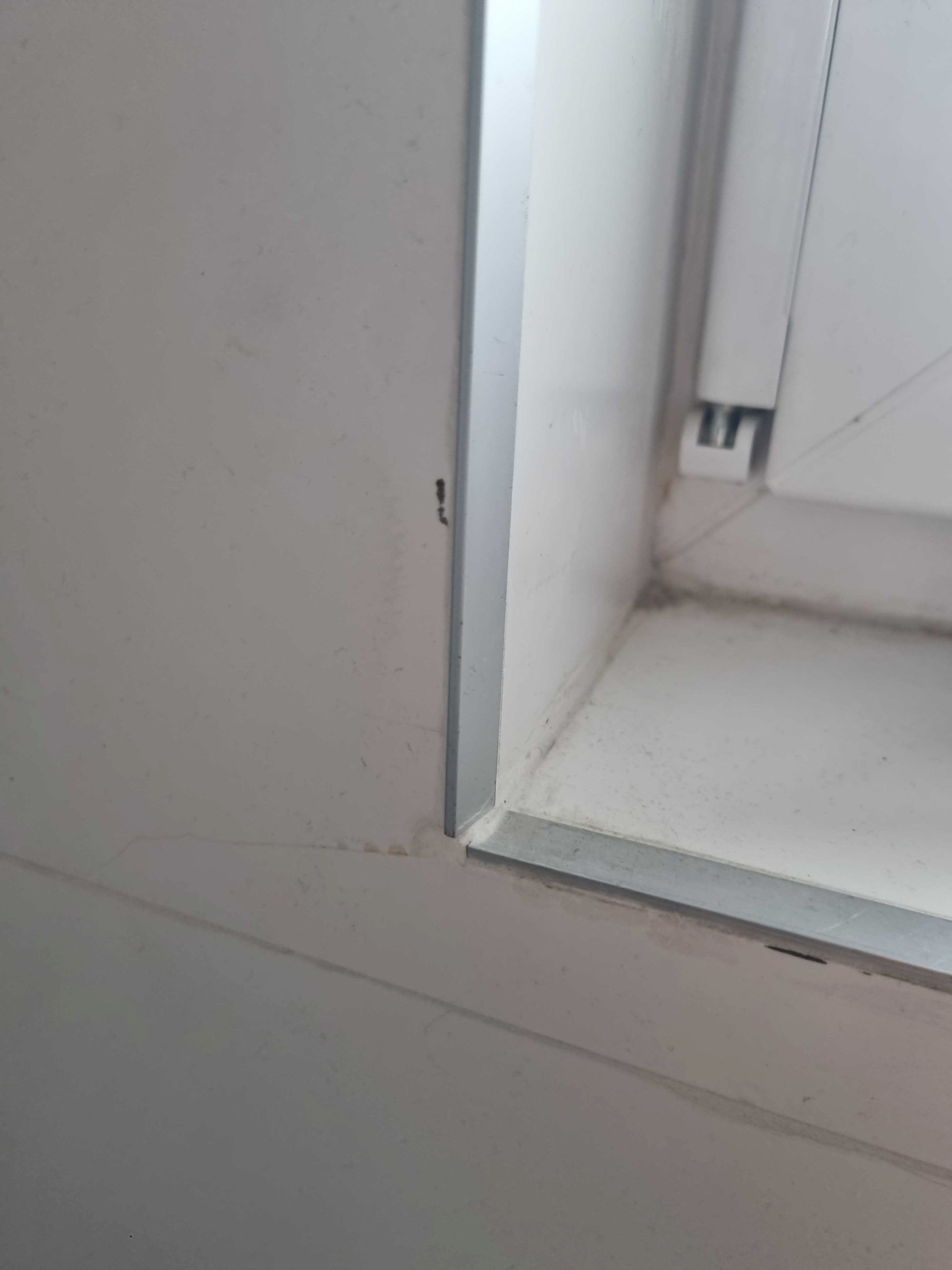 Puknuta pločica. Nakon popravka izgleda ovako.