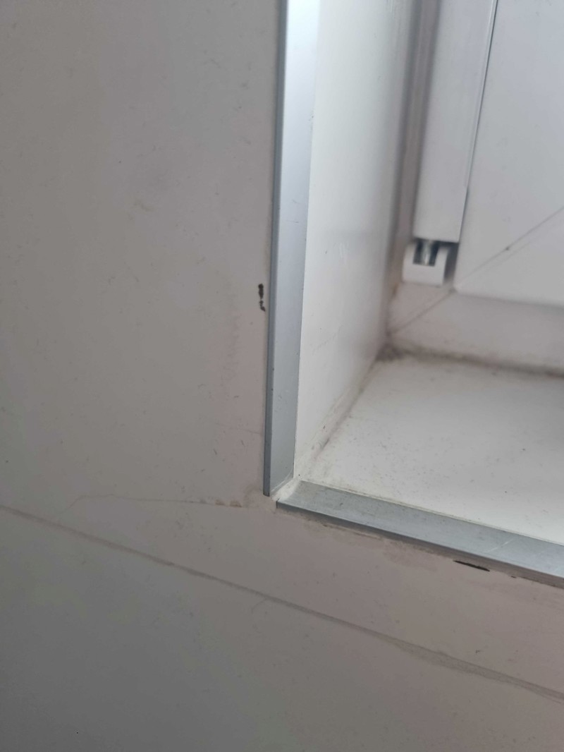 Puknuta pločica. Nakon popravka izgleda ovako.