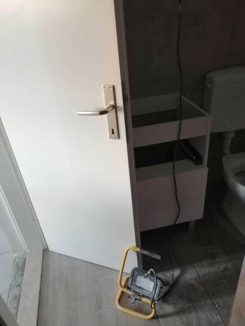 Renoviranje kupaonice, jedva se može ući u nju jer je ormarić s umivaonikom odmah iza vrata.