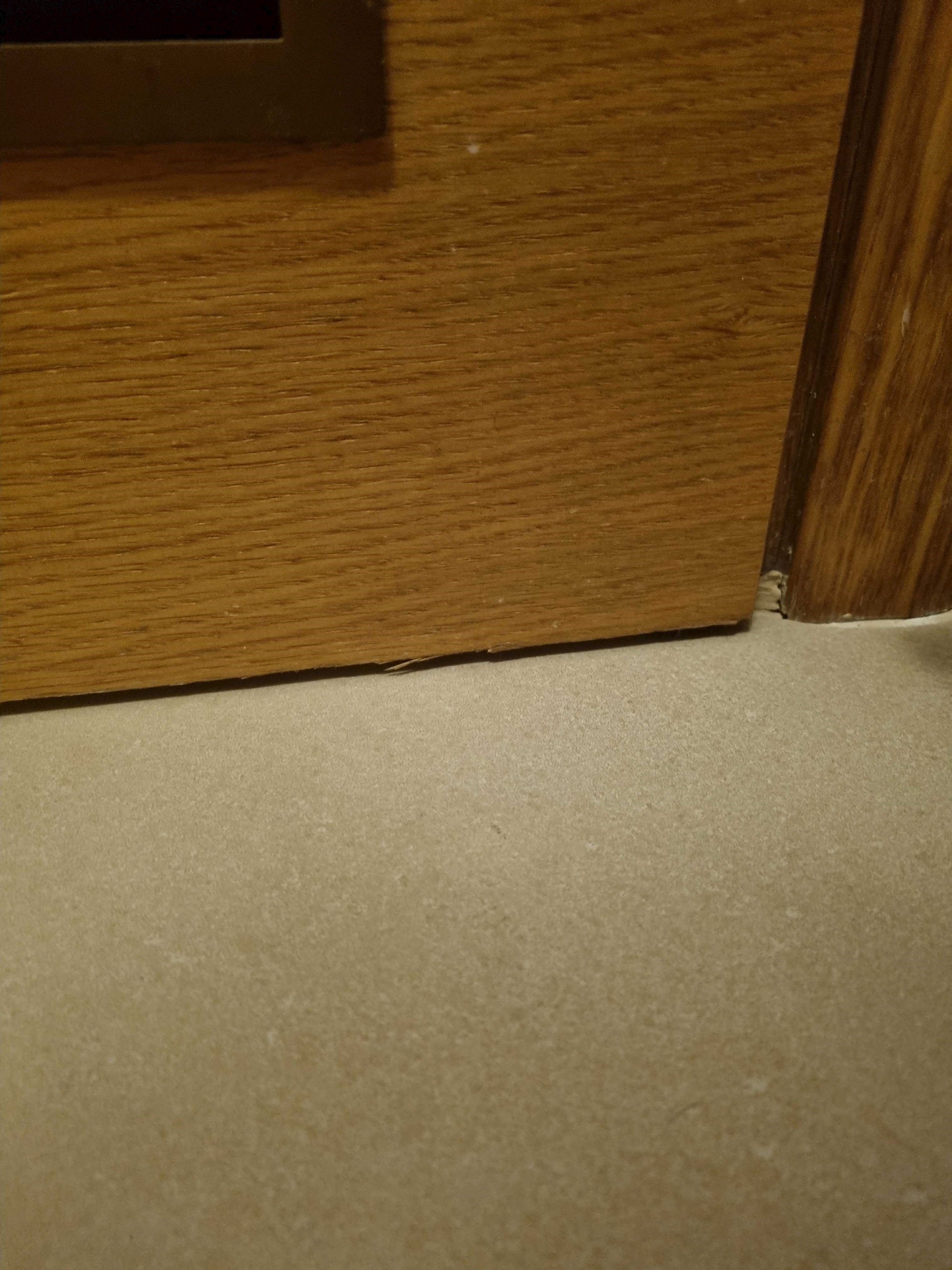 Odrezana vrata jer je pločica previsoka.