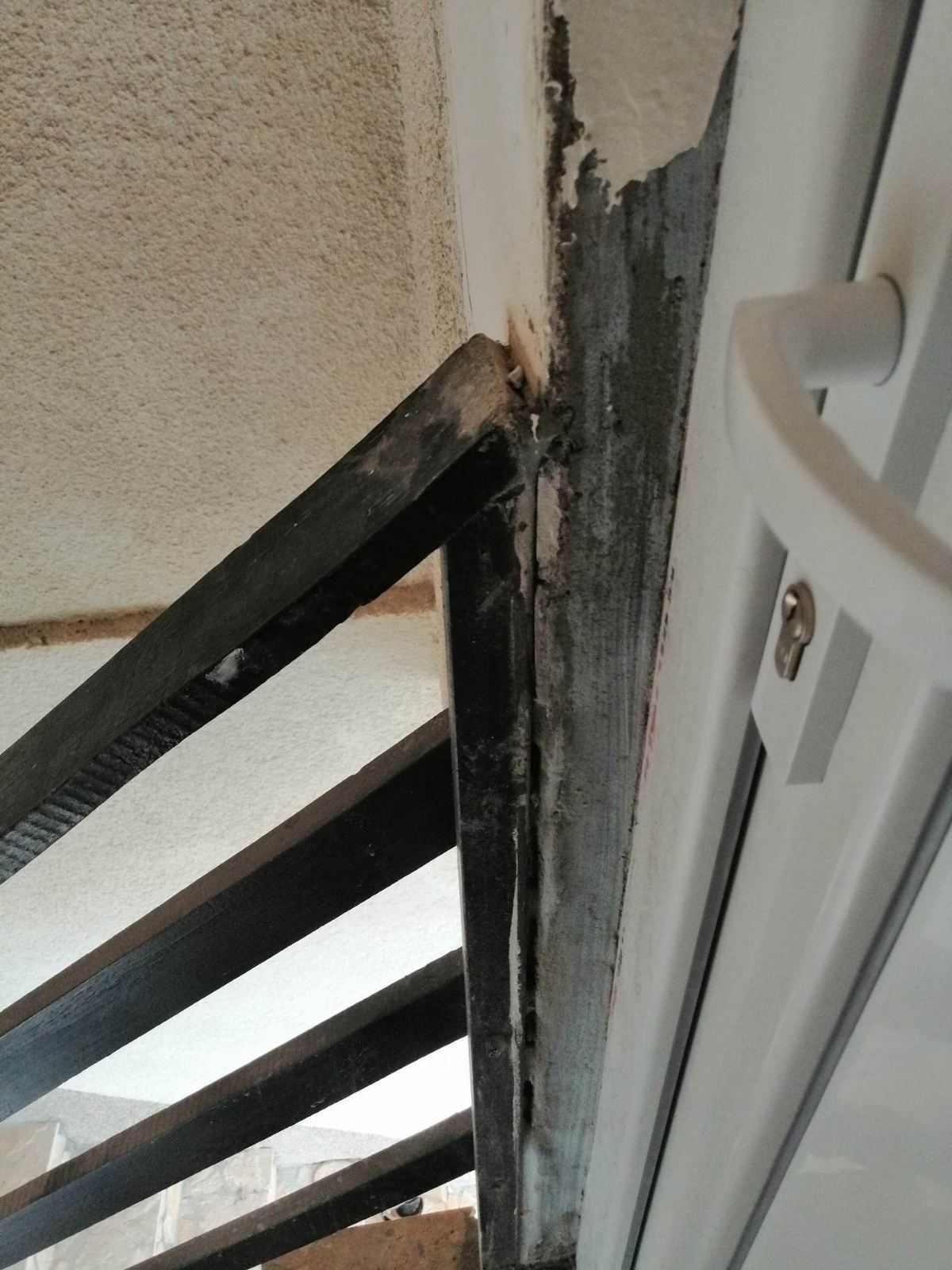 Ulazna vrata, zamijenjena, ali razbijena fasada. Sve mu je plaćeno u rujnu, danas 1.7. još nije završio. 
Duguje 300 eura za komarnike koje nije kupio. Još kaže da ih neće kupiti iz inata jer ga se požuruje.
