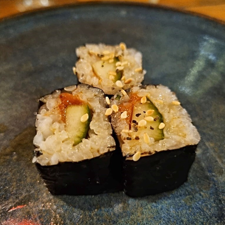 Hosomaki s ukiseljenom japanskom šljivom