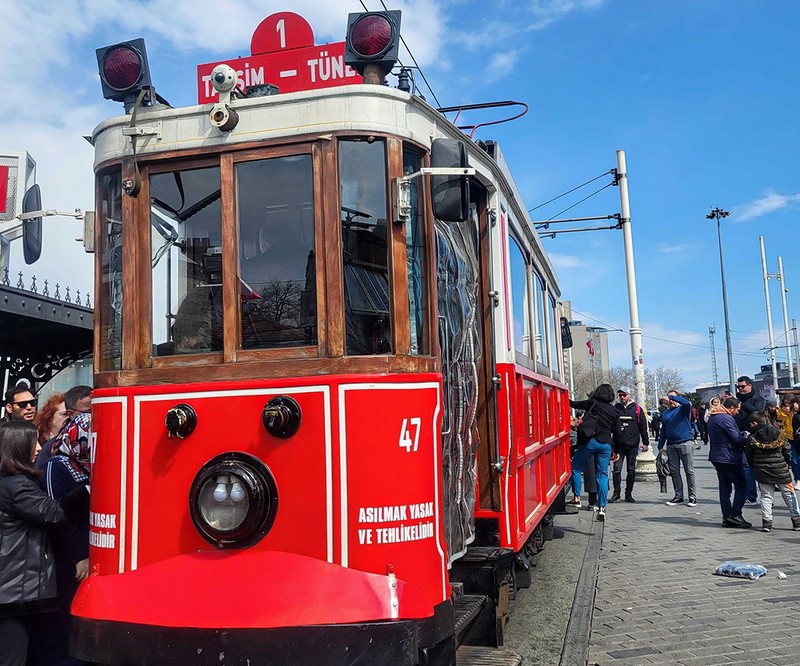 Jedinstveni tramvaj prometuje na trasi između glavnog gradskog trga Taksim i trga Tünel, a karakteristika mu je da u oba smjera vozi samo jednom prugom.