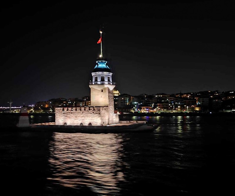 Maiden’s Tower je osmanska kula na malom otoku u Bosforu. Kao obilježje modernog Istanbula, ima spektakularan panoramski pogled na grad. 