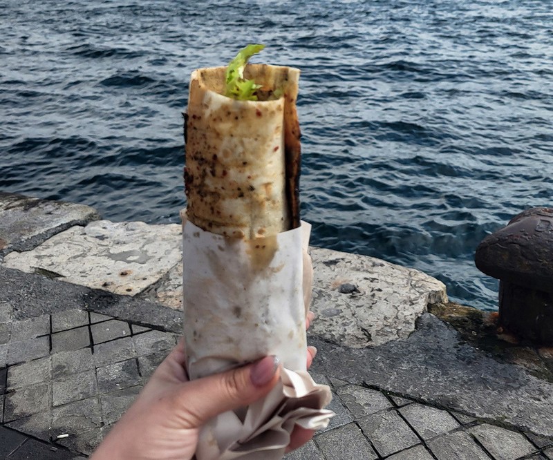 Riblji sendvič kod Galata mosta koji je dio turske gastronomije već godinama.