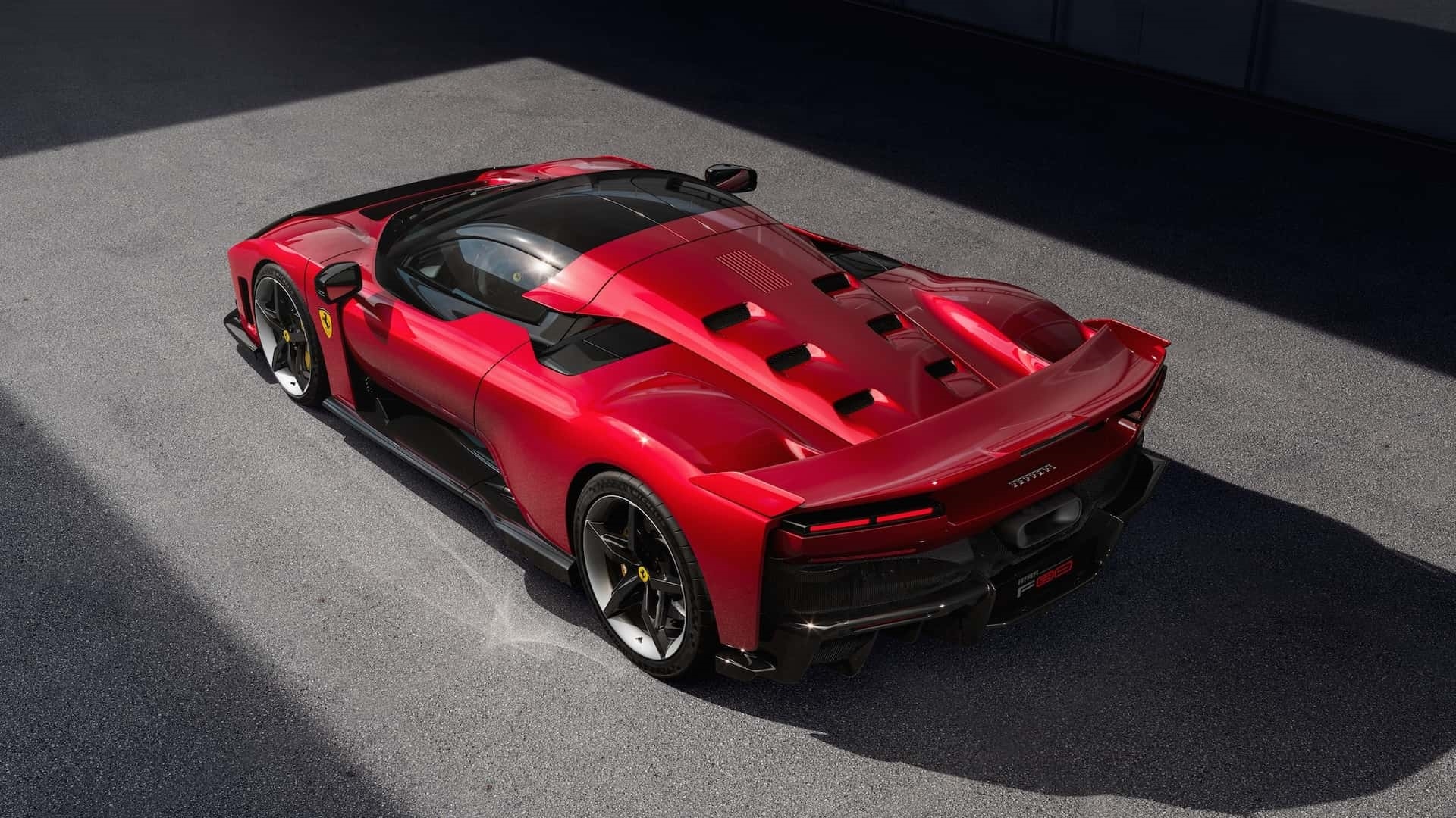 Najnoviji Ferrari je trebao imati samo jedno sjedalo