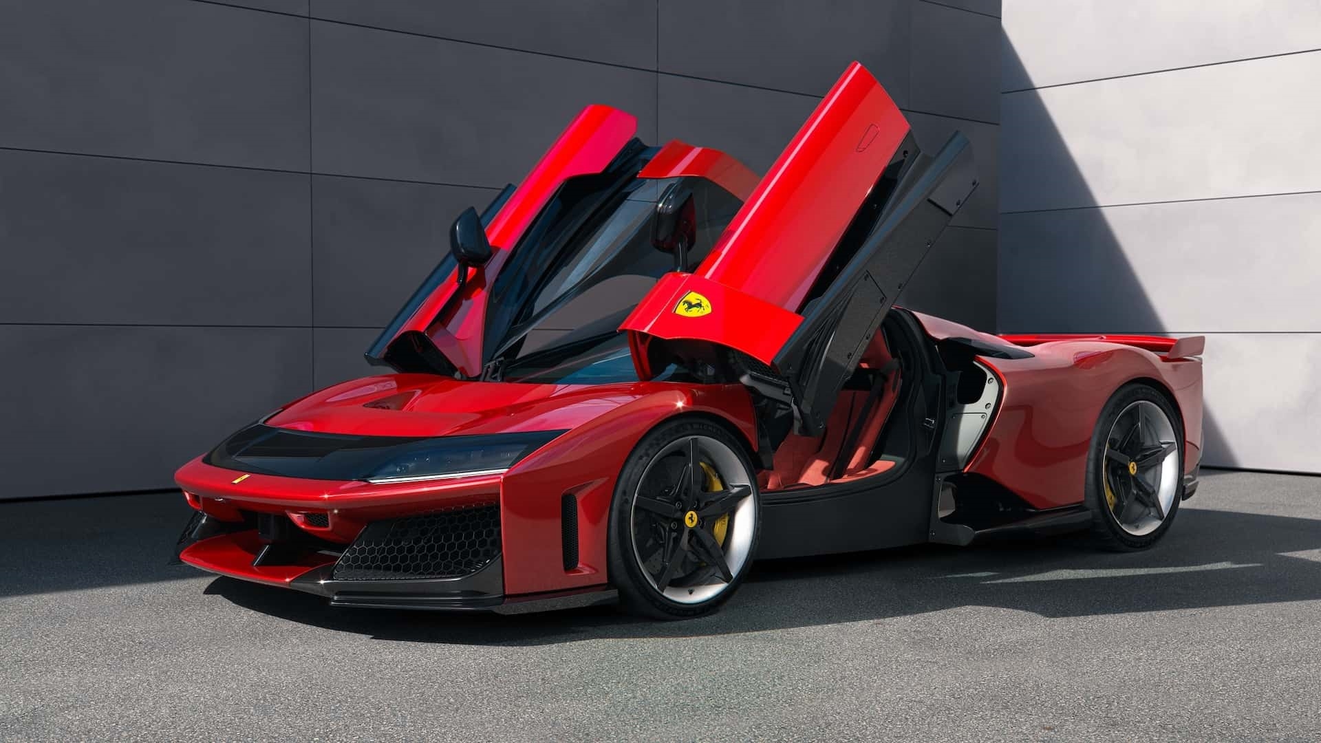 Najnoviji Ferrari je trebao imati samo jedno sjedalo