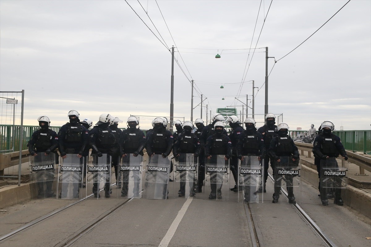 VIDEO Krenulo rušenje mosta u Beogradu, čuvaju ga specijalci
