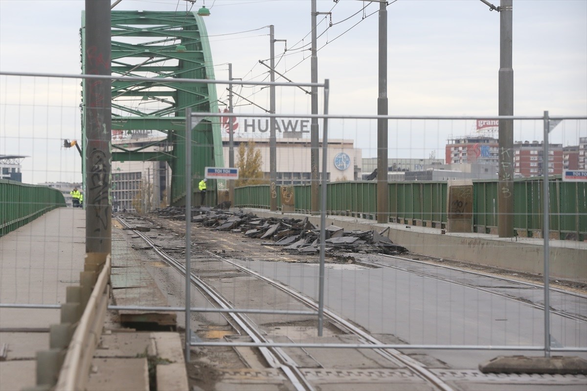 VIDEO Krenulo rušenje mosta u Beogradu, čuvaju ga specijalci