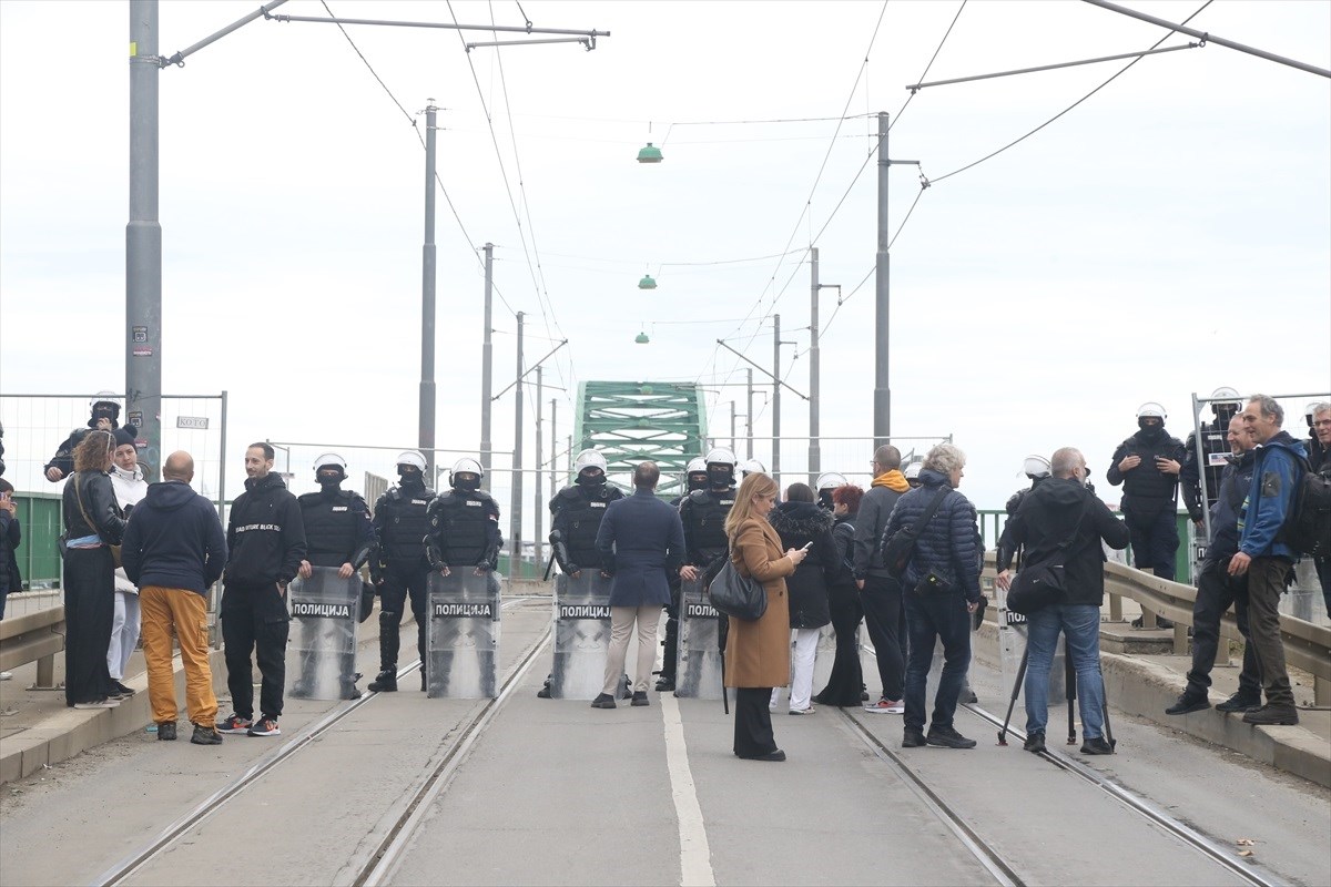 VIDEO Krenulo rušenje mosta u Beogradu, čuvaju ga specijalci